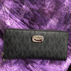 Michael Kors: Logo Continental Wristlet